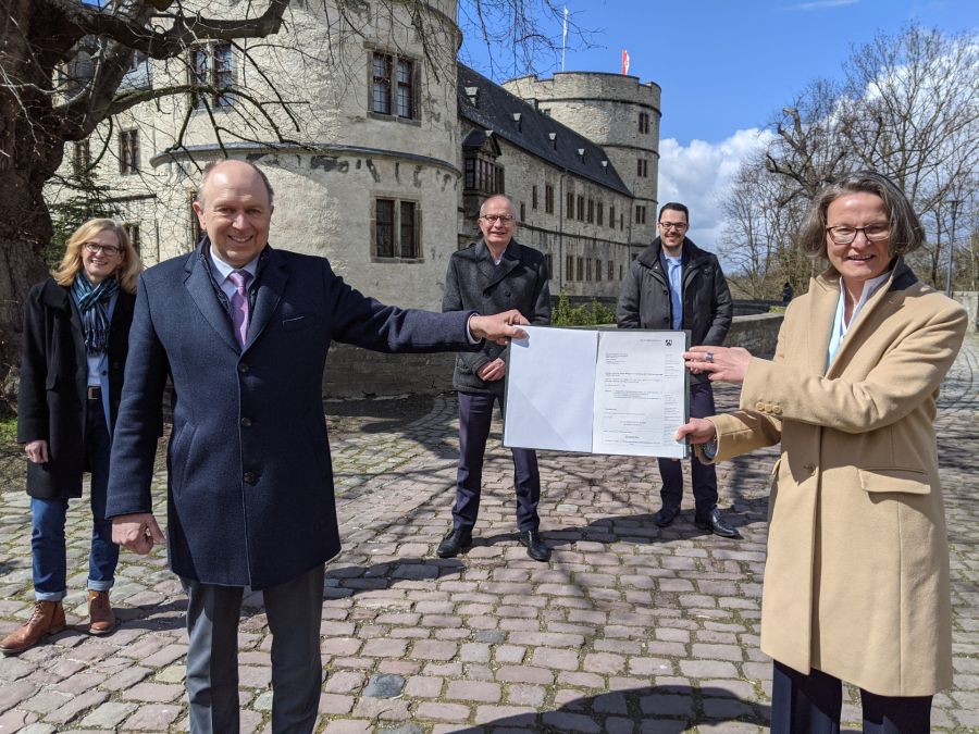 Setzen zum 3D-Höhenflug an (v.l.n.r.): Kirsten John-Stucke (Leiterin Kreismuseum Wewelsburg), Landrat Christoph Rüther (Kreis Paderborn), Frau Ministerin Scharrenbach (Ministerium für Heimat, Kommunales, Bau und Gleichstellung des Landes Nordrhein-Westfalen), Bernhard Hoppe-Biermeyer (Landtagsabgeordneter NRW) und Peter Wibbe (Zentrale Dienste, Büro des Kreistages) Foto: Gloria Bialas vom Kreismuseum Wewelsburg. Setzen zum 3D-Höhenflug an (v.l.n.r.): Kirsten John-Stucke (Leiterin Kreismuseum Wewelsburg), Landrat Christoph Rüther (Kreis Paderborn), Frau Ministerin Scharrenbach (Ministerium für Heimat, Kommunales, Bau und Gleichstellung des Landes Nordrhein-Westfalen), Bernhard Hoppe-Biermeyer (Landtagsabgeordneter NRW) und Peter Wibbe (Zentrale Dienste, Büro des Kreistages) Foto: Gloria Bialas vom Kreismuseum Wewelsburg.